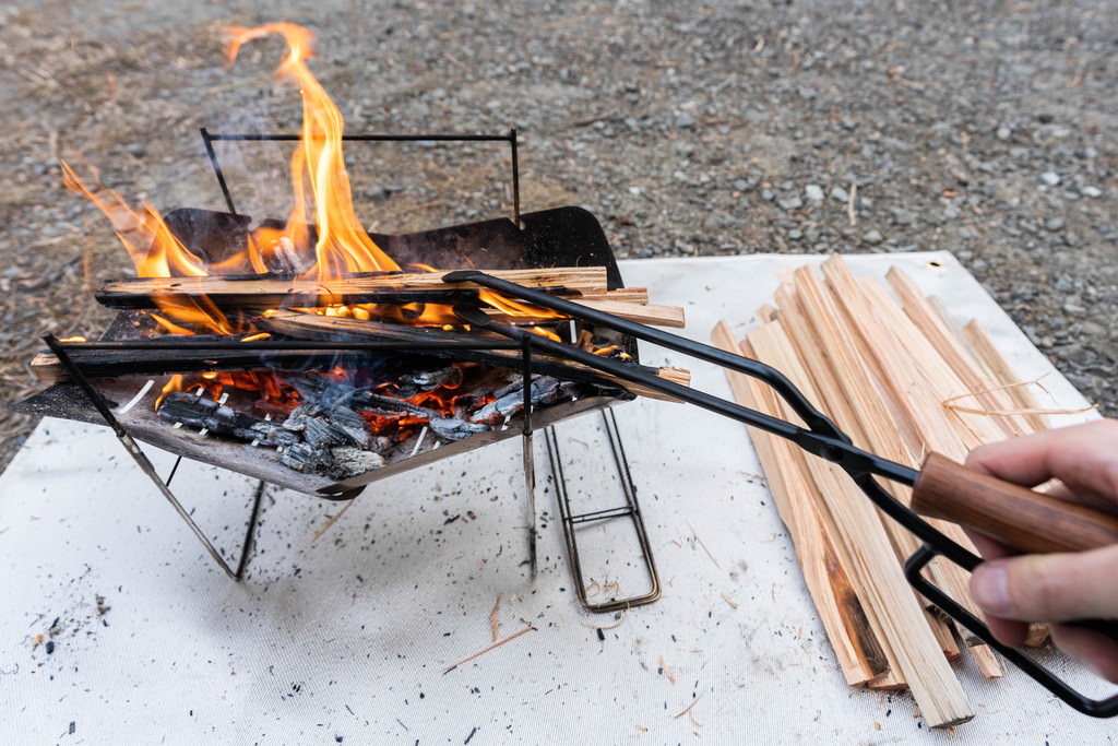 テオゴニアの薪ばさみはロマンあふれまくり！焚き火が10倍楽しくなる道具です【ファイヤープレーストング】 | たろーキャンプ