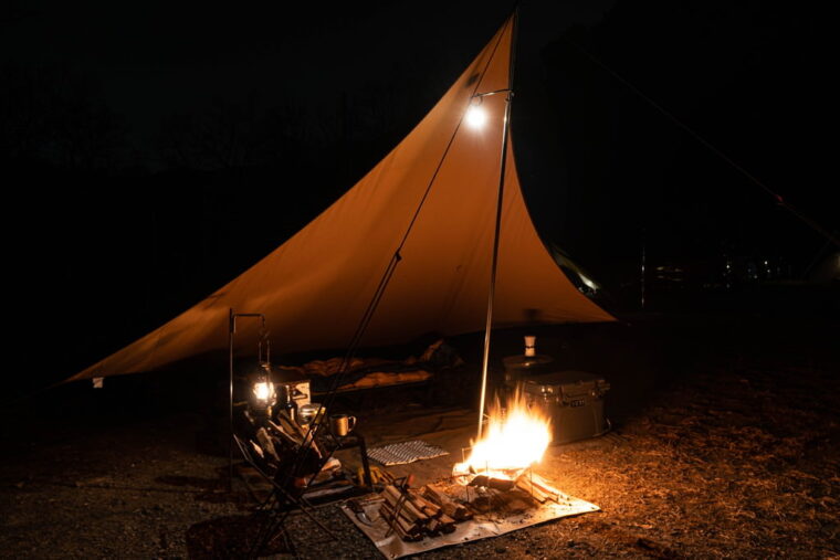 キャンプの夜に焚火
