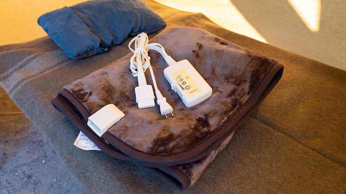 冬キャンプは電気毛布×ポータブル電源が気軽で暖かい。使い方やおすすめ商品も紹介。