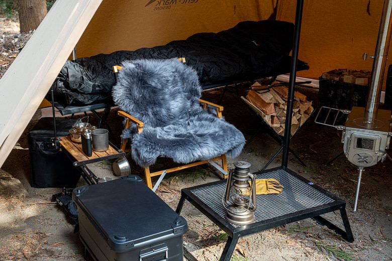 冬キャンプはムートンラグをチェアに敷くと暖かくてオシャレで最高