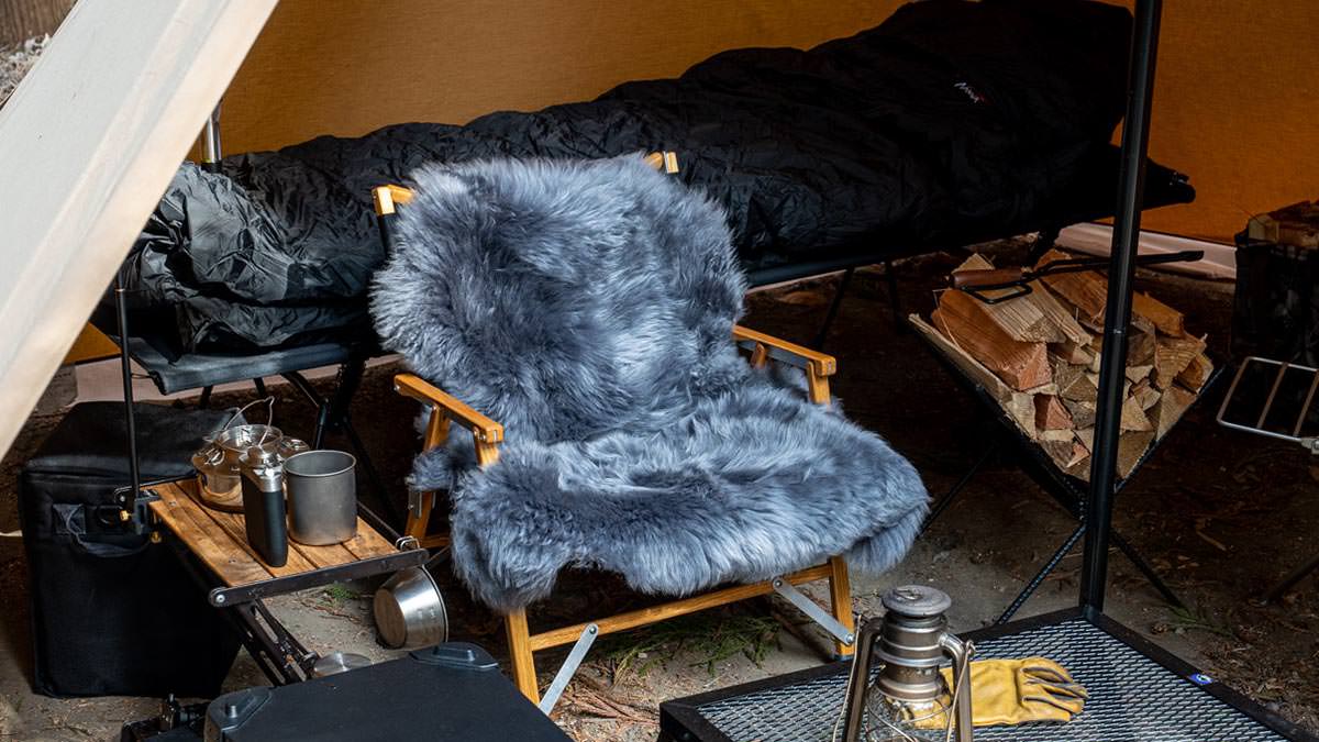 冬キャンプはムートンラグをチェアに敷くと暖かくてオシャレで最高！